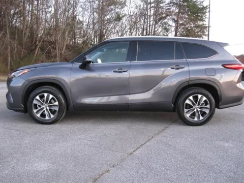 Photos of 2022 Toyota Highlander XLE for sale in Pelham, AL at Susan Schein Automotive - Pelham
