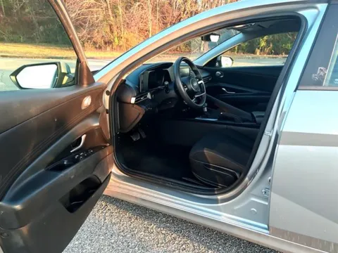 More photos of 2023 Hyundai Elantra SEL at Susan Schein Automotive - Pelham, AL