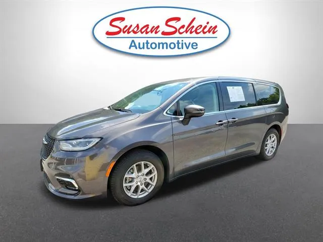 2023 Chrysler Pacifica Touring L's photo