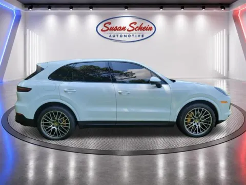 More photos of 2022 Porsche Cayenne Platinum Edition at Susan Schein Automotive - Pelham, AL