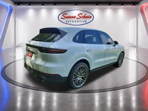 More photos of 2022 Porsche Cayenne Platinum Edition at Susan Schein Automotive - Pelham, AL