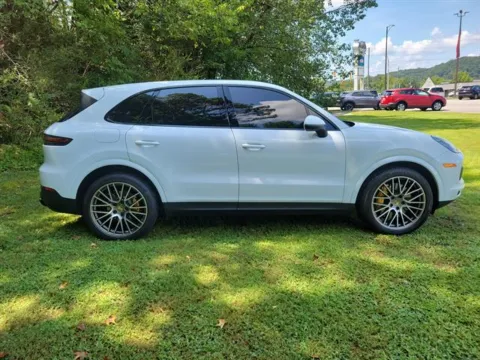 More photos of 2022 Porsche Cayenne Platinum Edition at Susan Schein Automotive - Pelham, AL