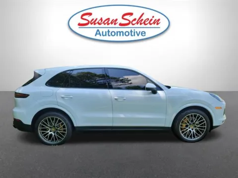 More photos of 2022 Porsche Cayenne Platinum Edition at Susan Schein Automotive - Pelham, AL