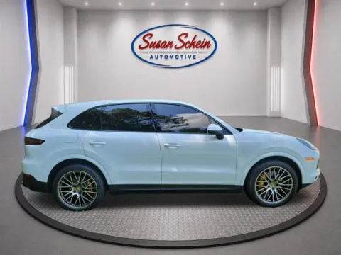 More photos of 2022 Porsche Cayenne Platinum Edition at Susan Schein Automotive - Pelham, AL