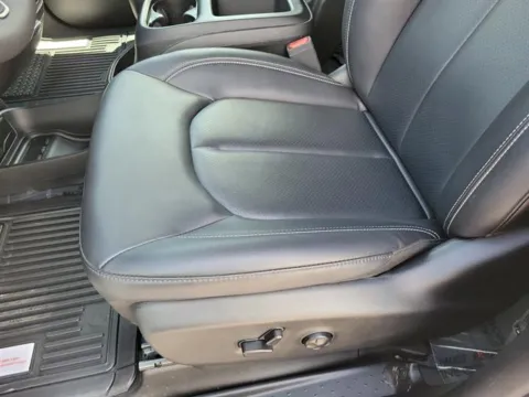 More photos of 2025 Chrysler Pacifica Select at Susan Schein Automotive - Pelham, AL