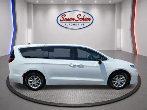 More photos of 2025 Chrysler Pacifica Select at Susan Schein Automotive - Pelham, AL