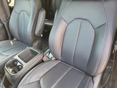 More photos of 2025 Chrysler Pacifica Select at Susan Schein Automotive - Pelham, AL