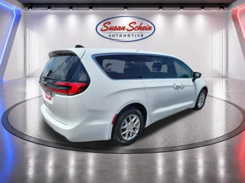 More photos of 2025 Chrysler Pacifica Select at Susan Schein Automotive - Pelham, AL