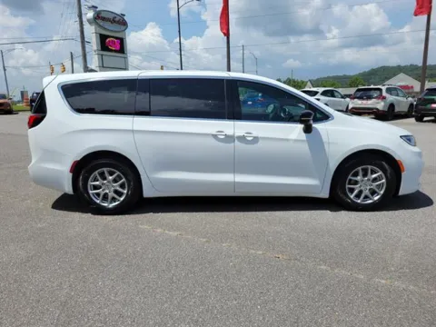 More photos of 2025 Chrysler Pacifica Select at Susan Schein Automotive - Pelham, AL