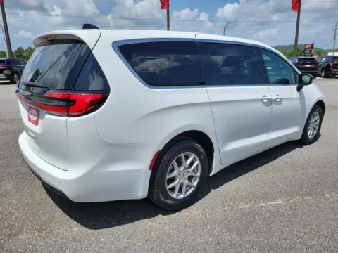 More photos of 2025 Chrysler Pacifica Select at Susan Schein Automotive - Pelham, AL