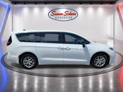 More photos of 2025 Chrysler Pacifica Select at Susan Schein Automotive - Pelham, AL