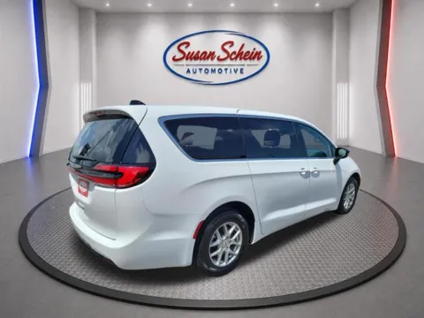 More photos of 2025 Chrysler Pacifica Select at Susan Schein Automotive - Pelham, AL