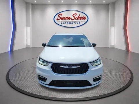 Photos of 2025 Chrysler Pacifica Select for sale in Pelham, AL at Susan Schein Automotive - Pelham