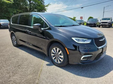 Another view of 2024 Chrysler Pacifica Select for sale in Pelham, AL at Susan Schein Automotive - Pelham