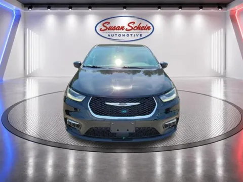 Photos of 2024 Chrysler Pacifica Select for sale in Pelham, AL at Susan Schein Automotive - Pelham