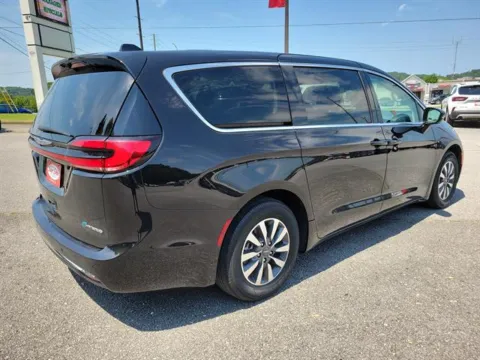 More photos of 2024 Chrysler Pacifica Select at Susan Schein Automotive - Pelham, AL