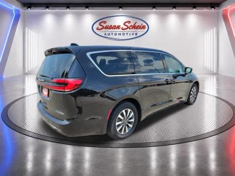 More photos of 2024 Chrysler Pacifica Select at Susan Schein Automotive - Pelham, AL