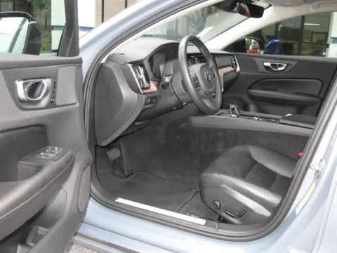 More photos of 2022 Volvo S60 B5 Momentum at Susan Schein Automotive - Pelham, AL