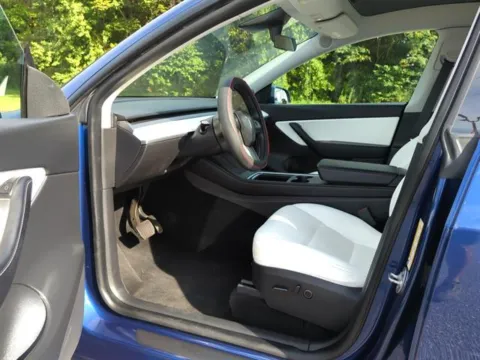 More photos of 2022 Tesla Model Y Long Range at Susan Schein Automotive - Pelham, AL