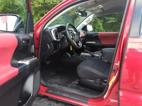 More photos of 2017 Toyota Tacoma SR5 V6 at Susan Schein Automotive - Pelham, AL
