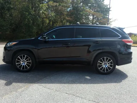 Photos of 2017 Toyota Highlander SE for sale in Pelham, AL at Susan Schein Automotive - Pelham