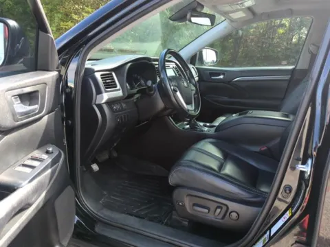 More photos of 2017 Toyota Highlander SE at Susan Schein Automotive - Pelham, AL