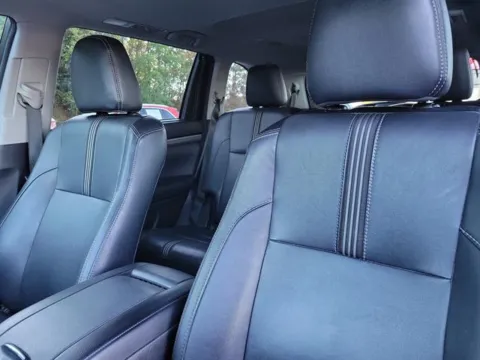 More photos of 2017 Toyota Highlander SE at Susan Schein Automotive - Pelham, AL