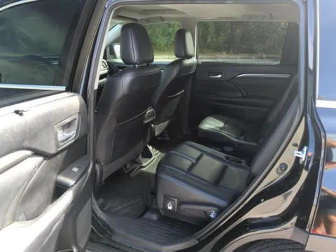 More photos of 2017 Toyota Highlander SE at Susan Schein Automotive - Pelham, AL