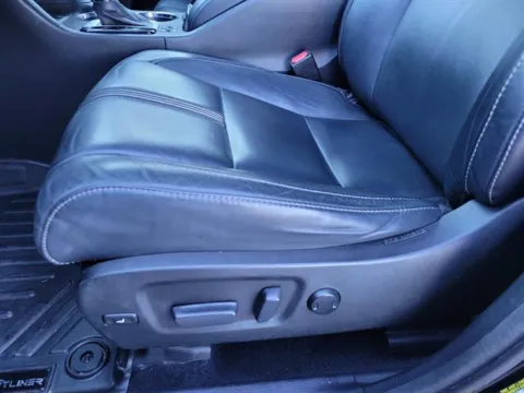 More photos of 2017 Toyota Highlander SE at Susan Schein Automotive - Pelham, AL