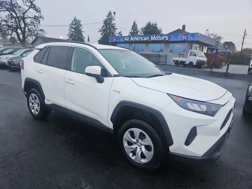 2021 Toyota RAV4 LE's photo