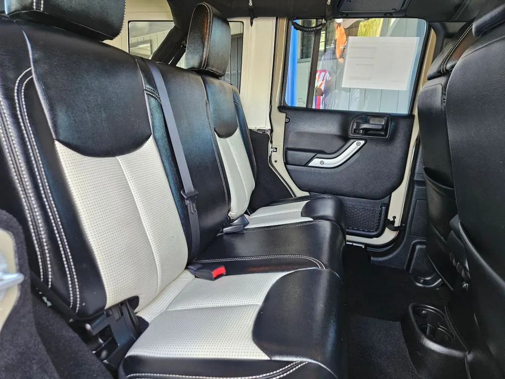 Jeep Wrangler photo 16