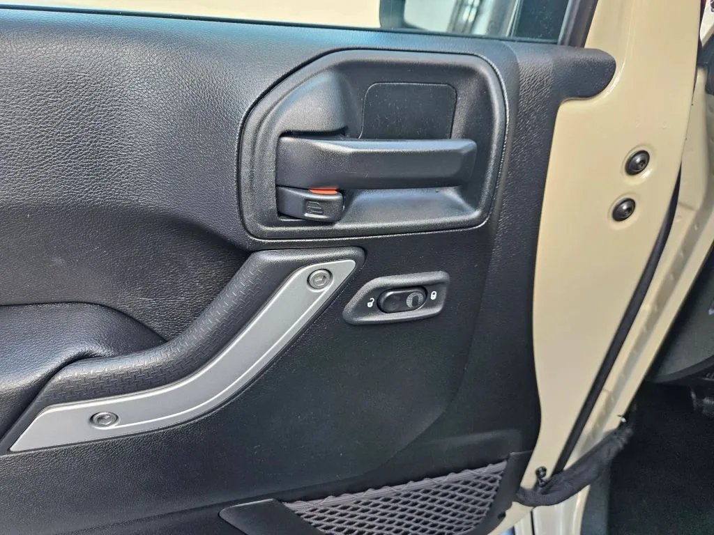 Jeep Wrangler photo 12