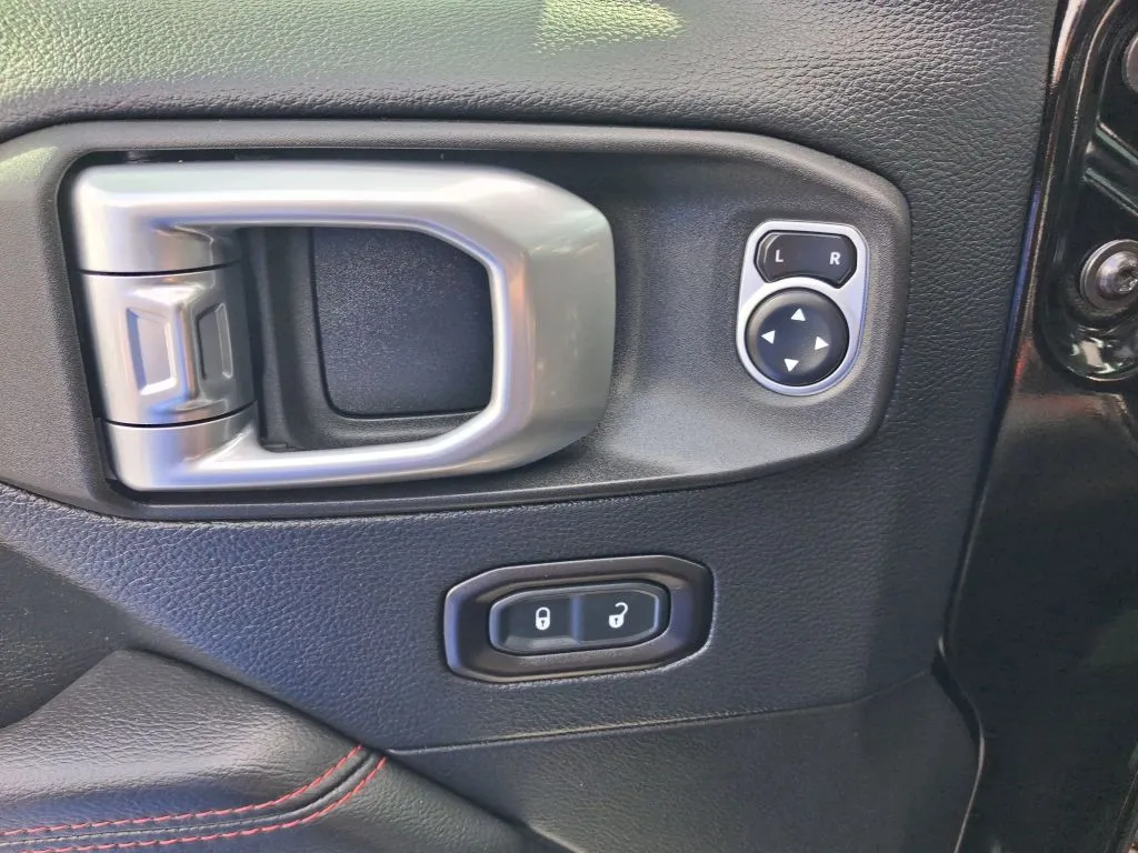 Jeep Wrangler photo 19