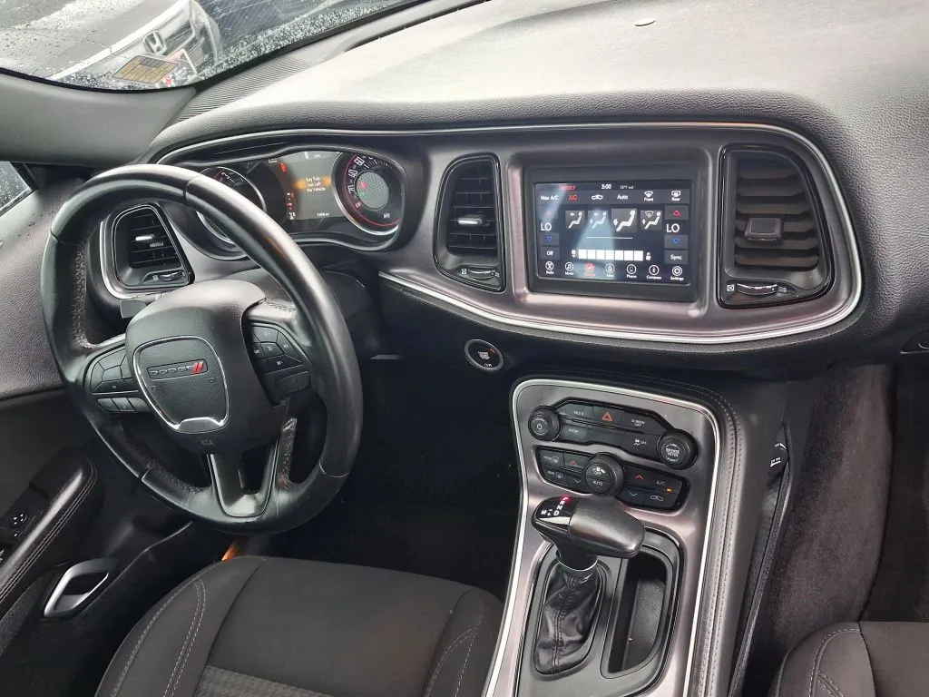 Dodge Challenger photo 16