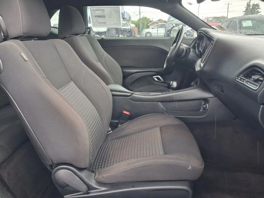 Dodge Challenger photo 11