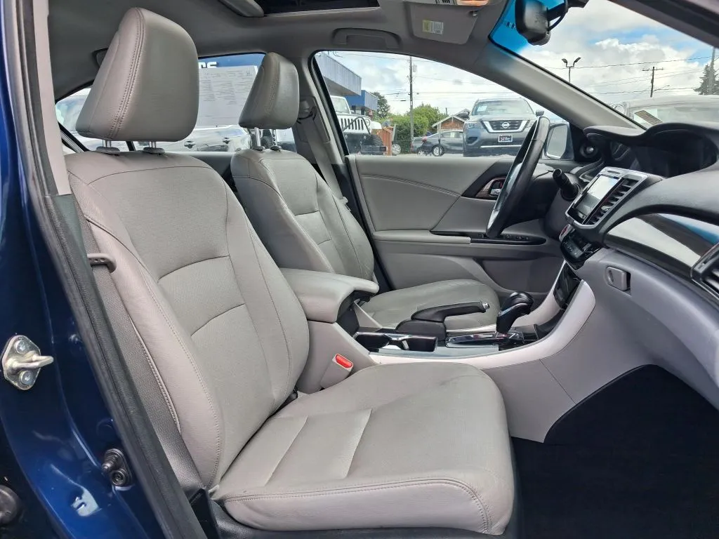 Honda Accord photo 12