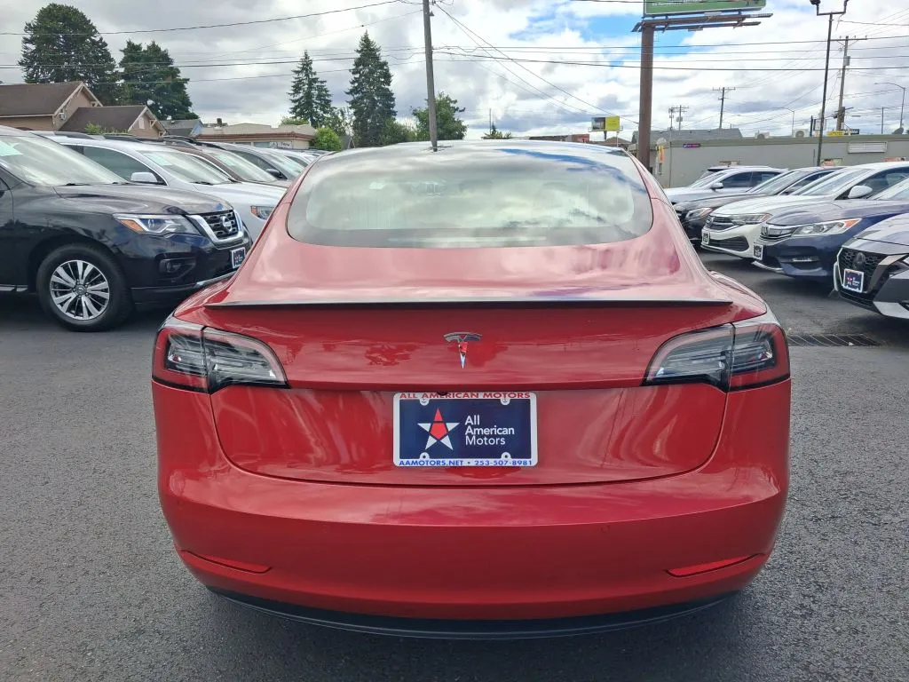 Tesla Model 3 photo 8