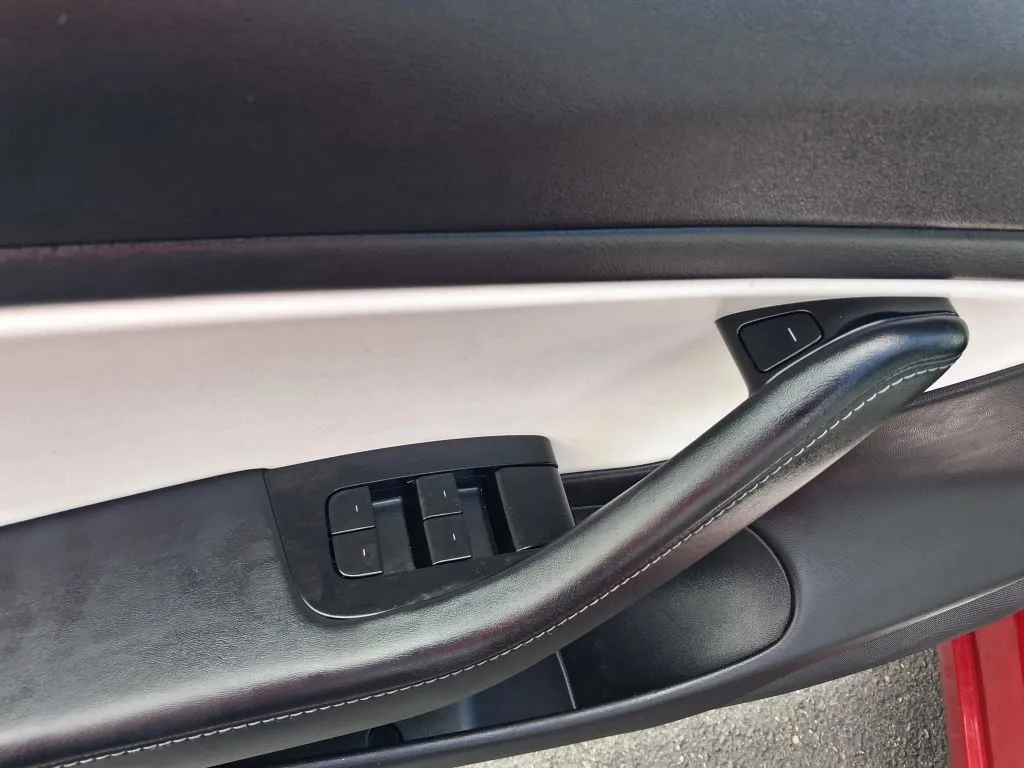 Tesla Model 3 photo 17