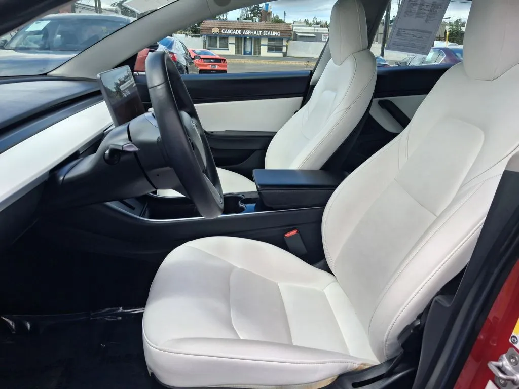 Tesla Model 3 photo 18