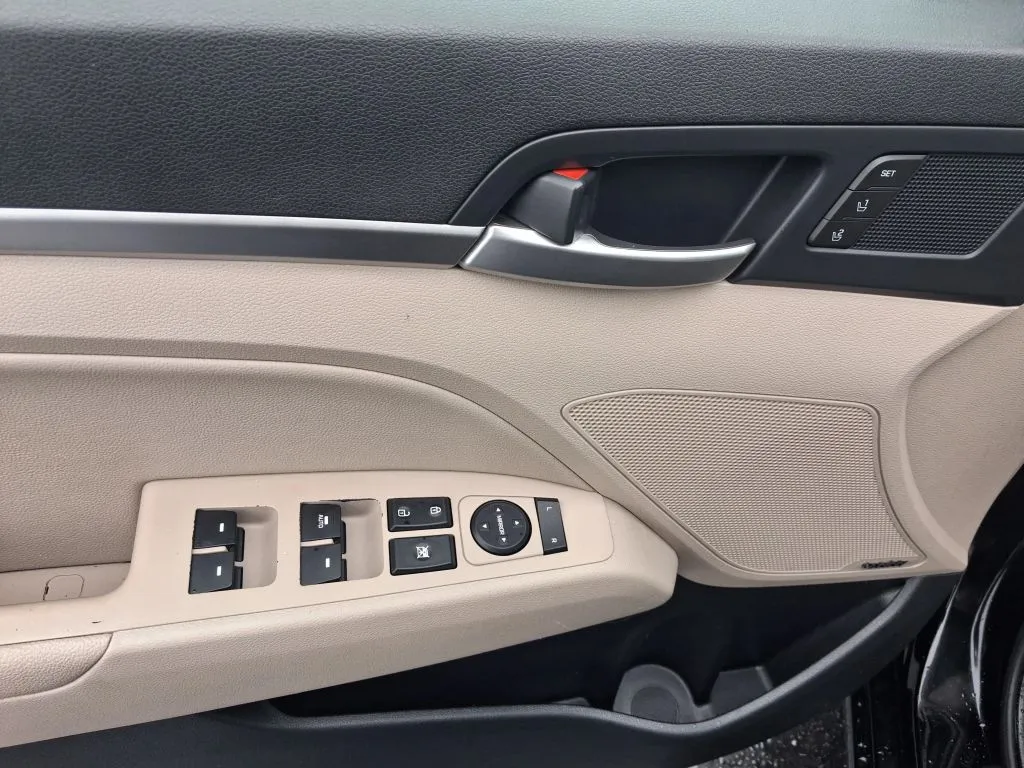 Hyundai Elantra photo 18