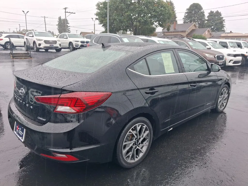 Hyundai Elantra photo 8