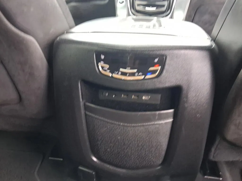 Cadillac Escalade photo 13