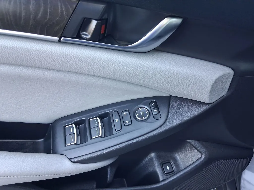 Honda Accord photo 12