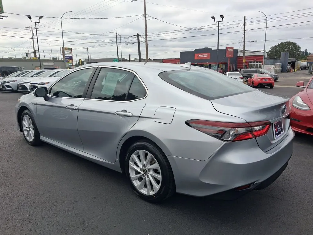 Toyota Camry photo 9