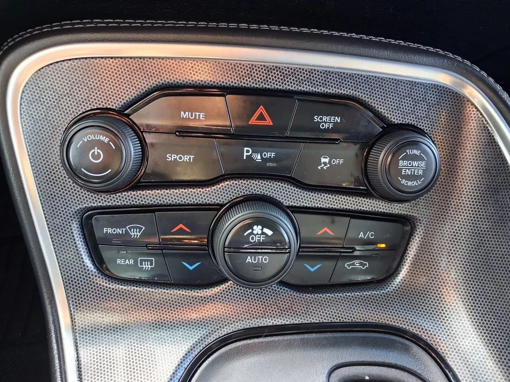 Dodge Challenger photo 19