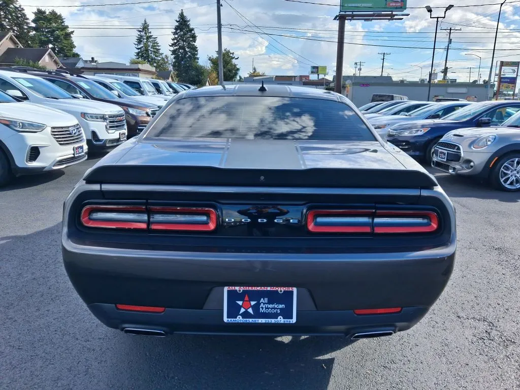 Dodge Challenger photo 9