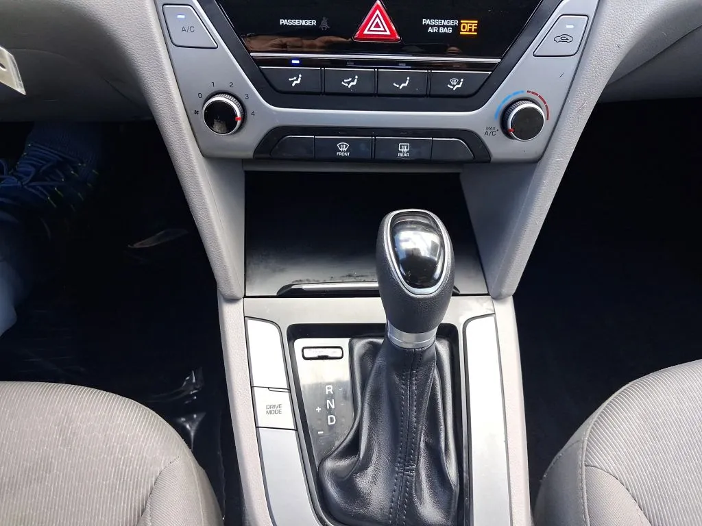 Hyundai Elantra photo 18