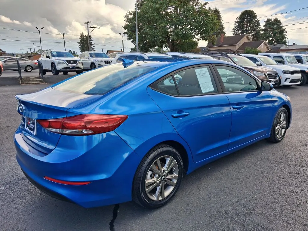 Hyundai Elantra photo 8