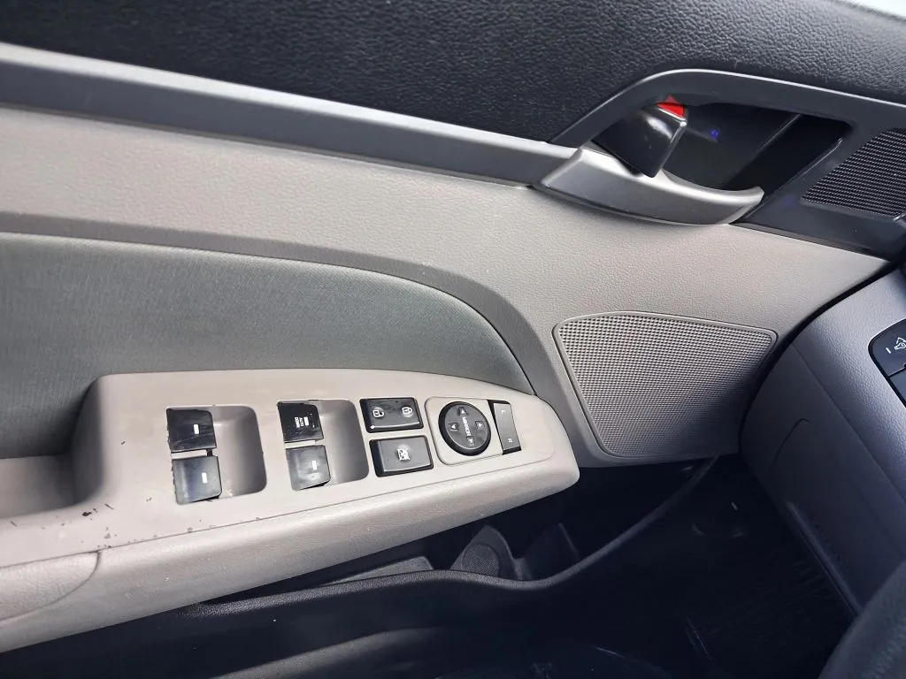 Hyundai Elantra photo 20