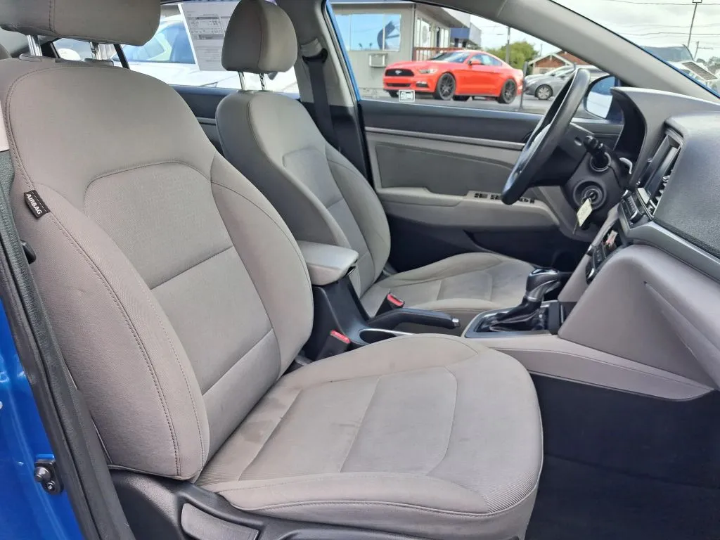 Hyundai Elantra photo 11